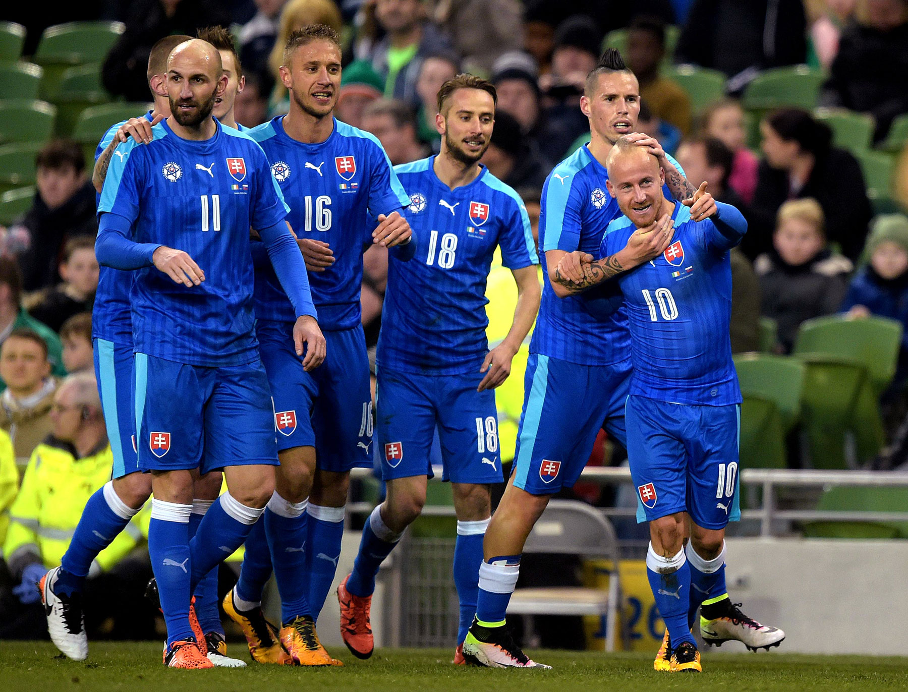 Словакия футболисты. Сборная Словакии по футболу. Форма сборной Словакии. Slovakia footballer.