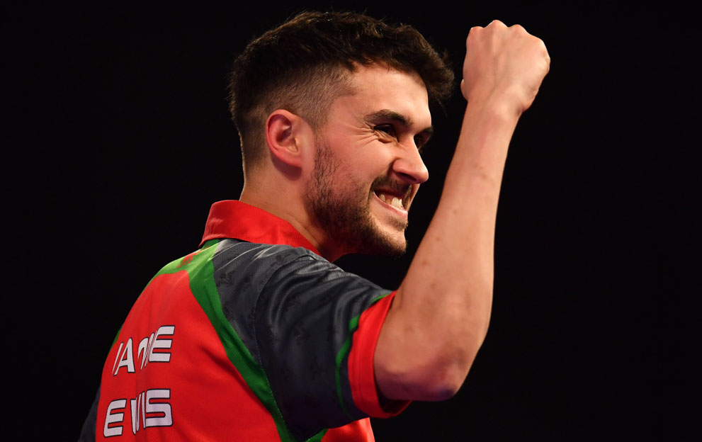 Paddy sweating as 1000/1 shot reaches World Darts semifinal