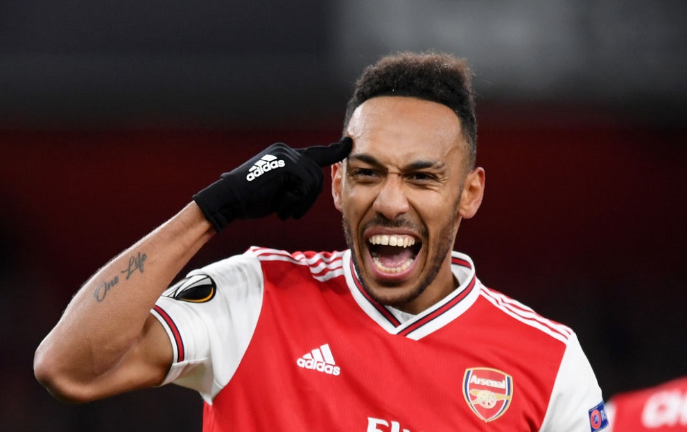 LONDON, ENGLAND - NOVEMBER 28: Pierre-Emerick Aubameyang of Arsenal celebrates after scoring his team's first goal during the UEFA Europa League group F match between Arsenal FC and Eintracht Frankfurt at Emirates Stadium on November 28, 2019 in London, United Kingdom. (Photo by Shaun Botterill/Getty Images)