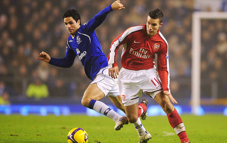 LIVERPOOL, UNITED KINGDOM - JANUARY 28: Mikel Arteta of Everton is challenged by Robin van Persie of Arsenal during the Barclays Premier League match between Everton and Arsenal at Goodison Park on January 28, 2009 in Liverpool, England. (Photo by Clive Mason/Getty Images)