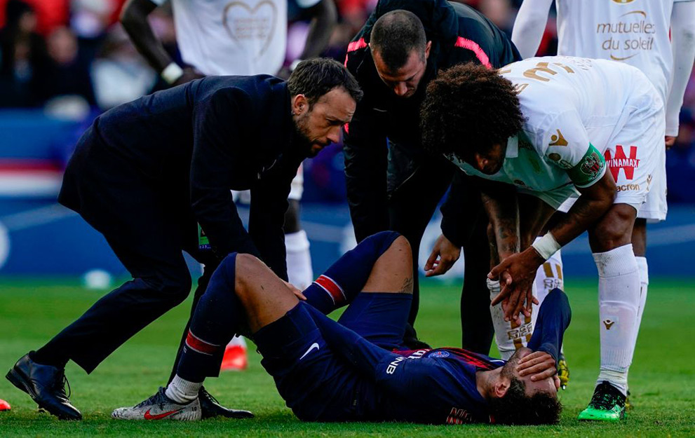 Paris Saint-Germain's Brazilian forward Neymar (C, down) receives medical assistance after an injury during the French L1 football match between Paris Saint-Germain (PSG) and OGC Nice at the Parc des Princes stadium in Paris on May 4, 2019. (Photo by Lionel BONAVENTURE / AFP) (Photo credit should read LIONEL BONAVENTURE/AFP via Getty Images)