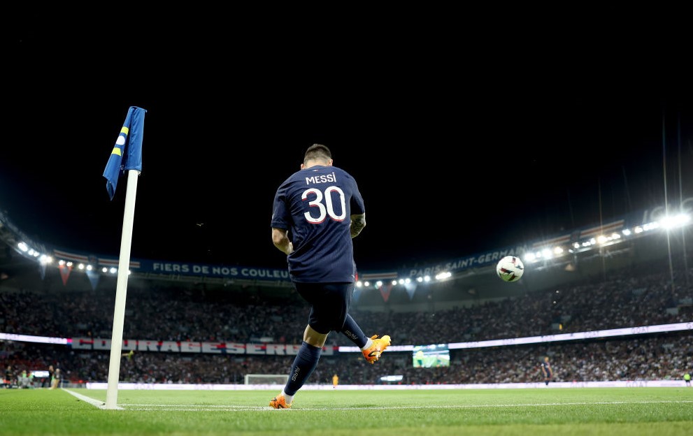 Lionel Messi takes a corner