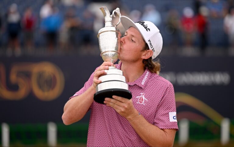 Cameron Smith with the Claret Jug