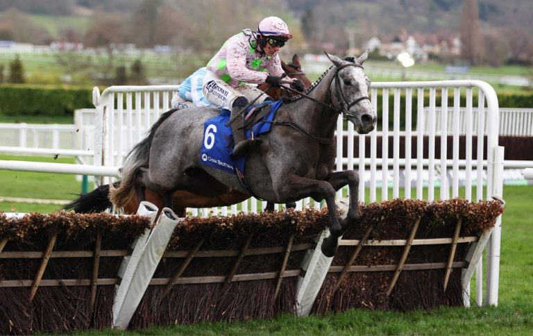 Lossiemouth en route to winning the Mares