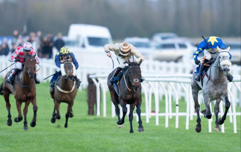 Kandoo Kid wins the Coral Gold Cup at Newbury