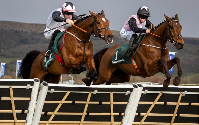 Bob Olinger and Teahupoo jump a hurdle in the Paddy Power Stayers