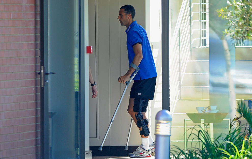 Rio-Ferdinand-Crutches