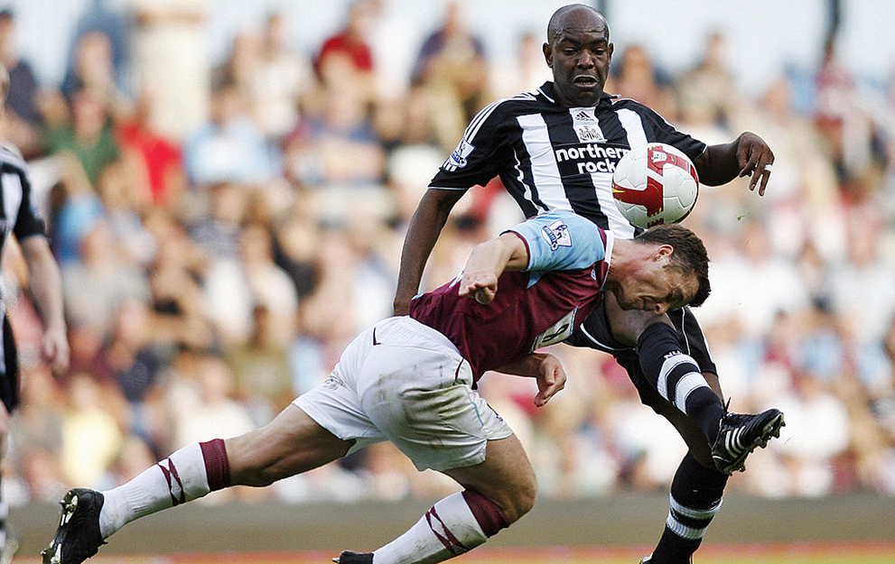 Newcastle's Brazilian defender Claudio Cacapa (L) vies with West Ham's English midfielder Scott Parker (R) during their Premier League match against West Ham, on September 20, 2008 at Upton Park, in London. AFP PHOTO/ GLYN KIRK Mobile and website use of domestic English football pictures are subject to obtaining a Photographic End User Licence from Football DataCo Ltd Tel : +44 (0) 207 864 9121 or e-mail accreditations@football-dataco.com - applies to Premier and Football League matches (Photo credit should read GLYN KIRK/AFP via Getty Images)