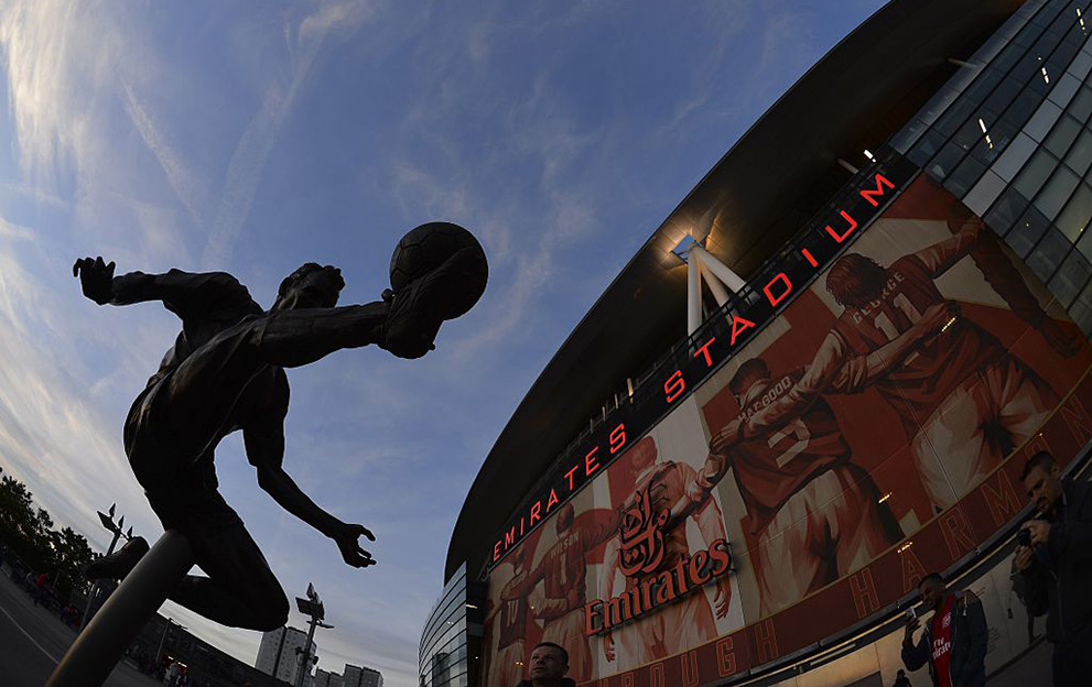 A picture shows the Dennis Bergkamp statue outside the stadium ahead of kick off of the UEFA Champions League Group F football match between Arsenal and Olympiakos at The Emirates Stadium in north London on September 29, 2015. AFP PHOTO / GLYN KIRK (Photo credit should read GLYN KIRK/AFP via Getty Images)